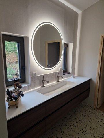 La réalisation d'une salle de bain moderne et fonctionnelle à Miribel